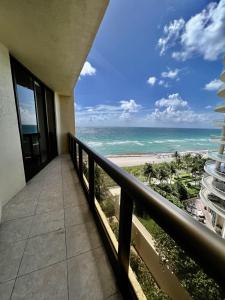 16275 Collins Avenue 802, Sayan, Sunny Isles Beach, Floryda 33160, USA