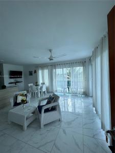 2233 3333 3J, California 91000, USA