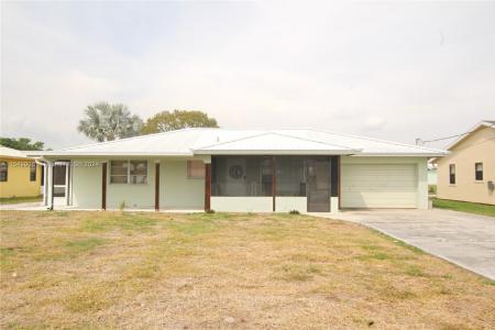 1114 Lisa Lane, Bulkhead Ridge, Florida 34974, USA