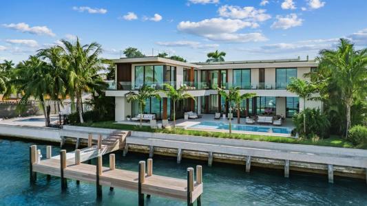 1061 N Venetian Dr, Miami, Florida 33139