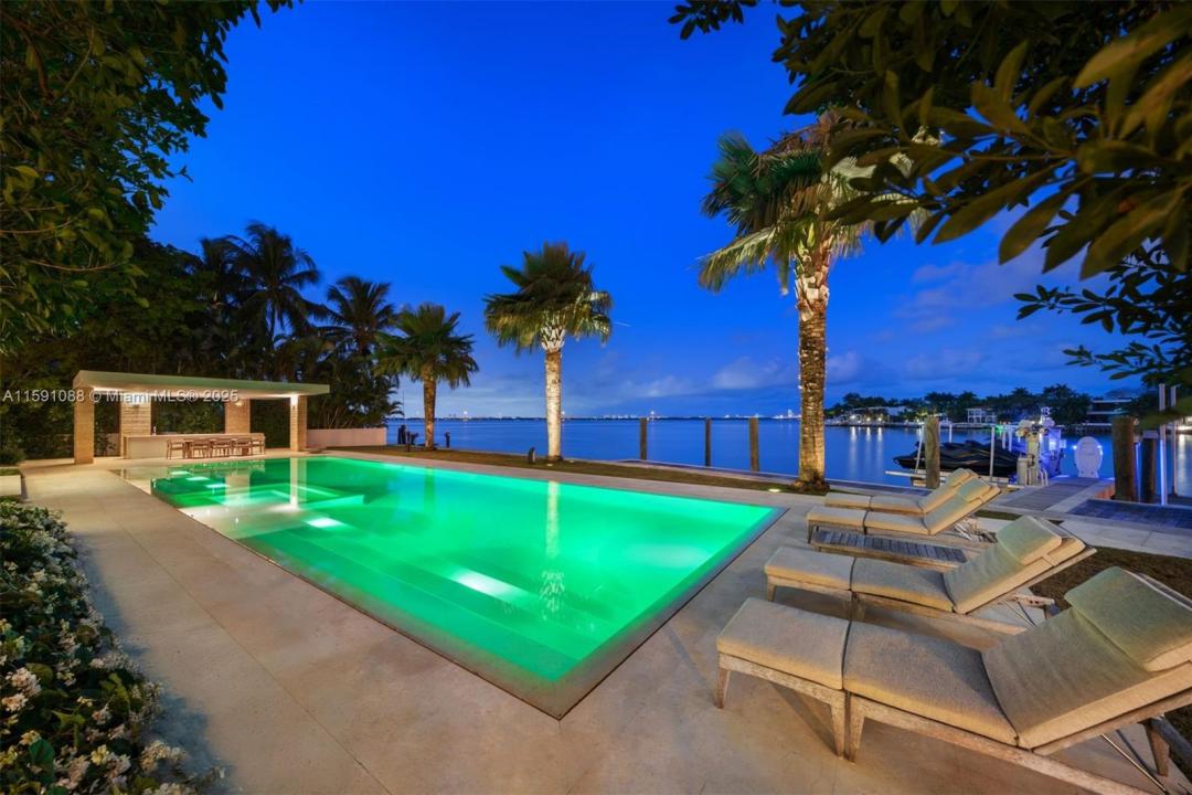 1236 S Venetian Way, Miami, FL 33139