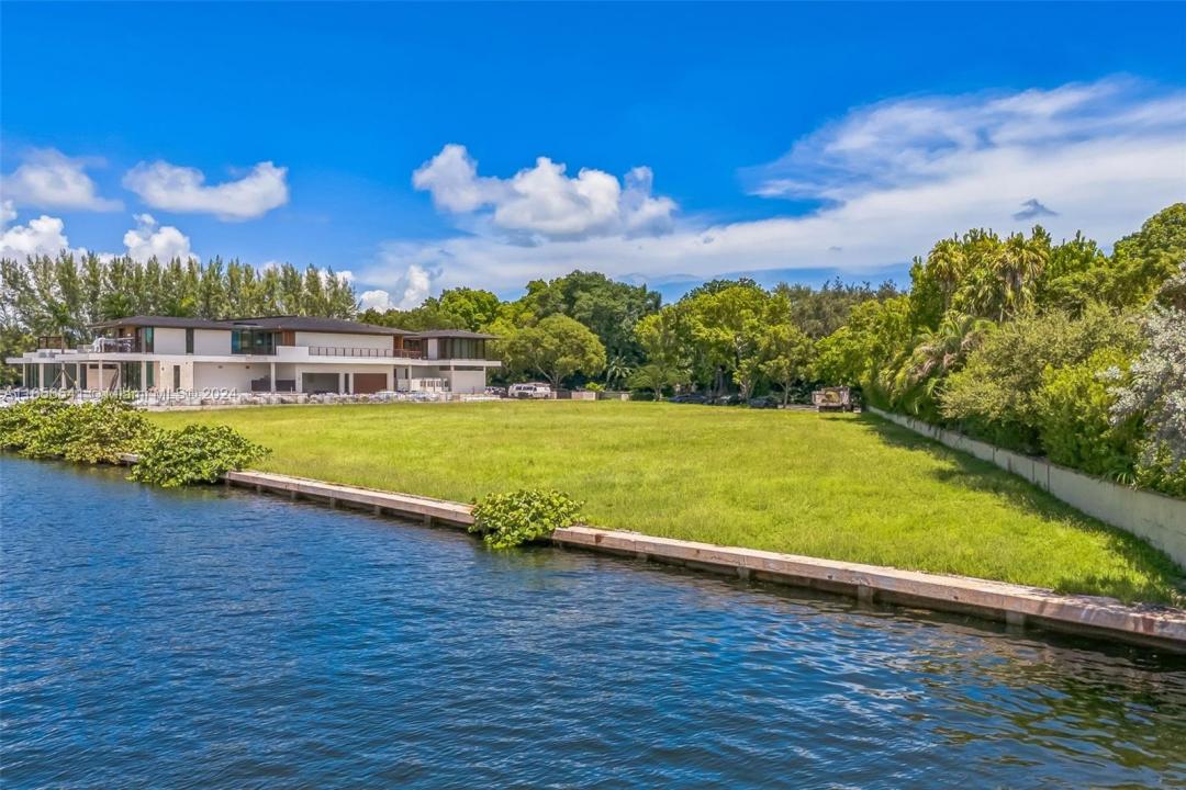 10 Casuarina Concourse, Coral Gables, FL 33143