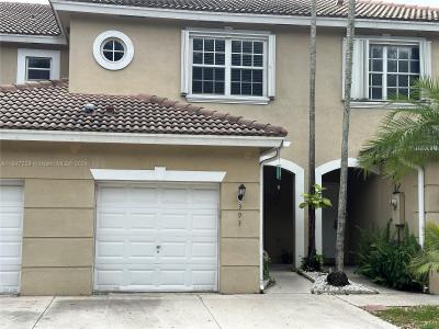 393 SW 122nd Ter, Pembroke Pines, Florida 33025, USA