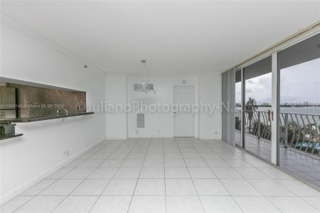 7601 E Treasure Dr 824, North Bay Village, Florida 33141, USA