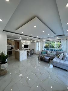 2222 Carretera Sanchez 202, California 91000, USA