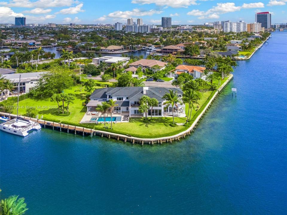 101 Holiday Dr, Hallandale Beach, FL 33009