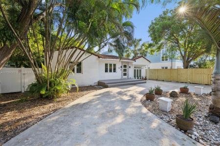 902 SE 12th Ct, Fort Lauderdale, Florida 33316, USA