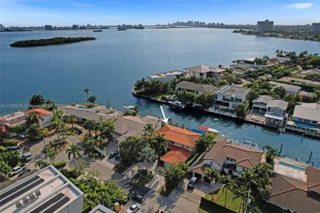 1960 NE 118th Rd, North Miami, Florida 33181, USA