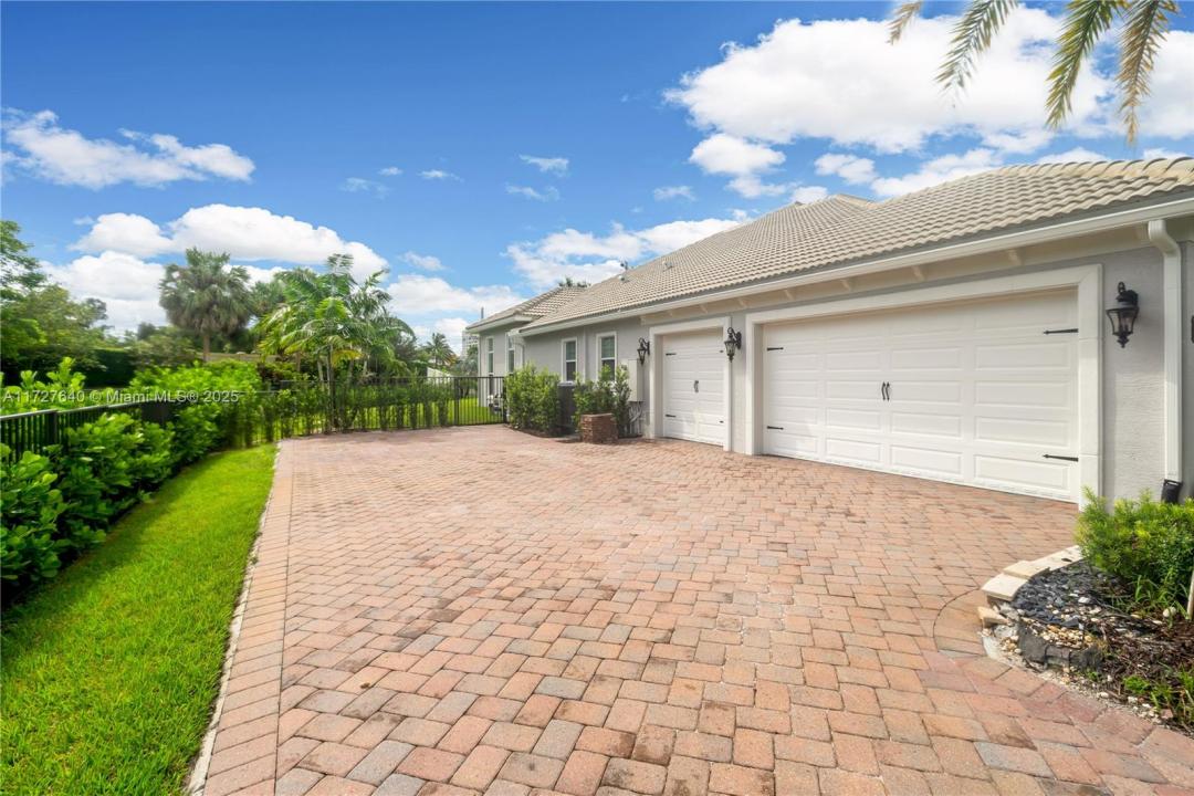 5202 S Sterling Ranch Cir, Davie, FL 33314