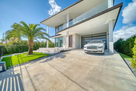 7520 W Treasure Dr, North Bay Village, FL 33141