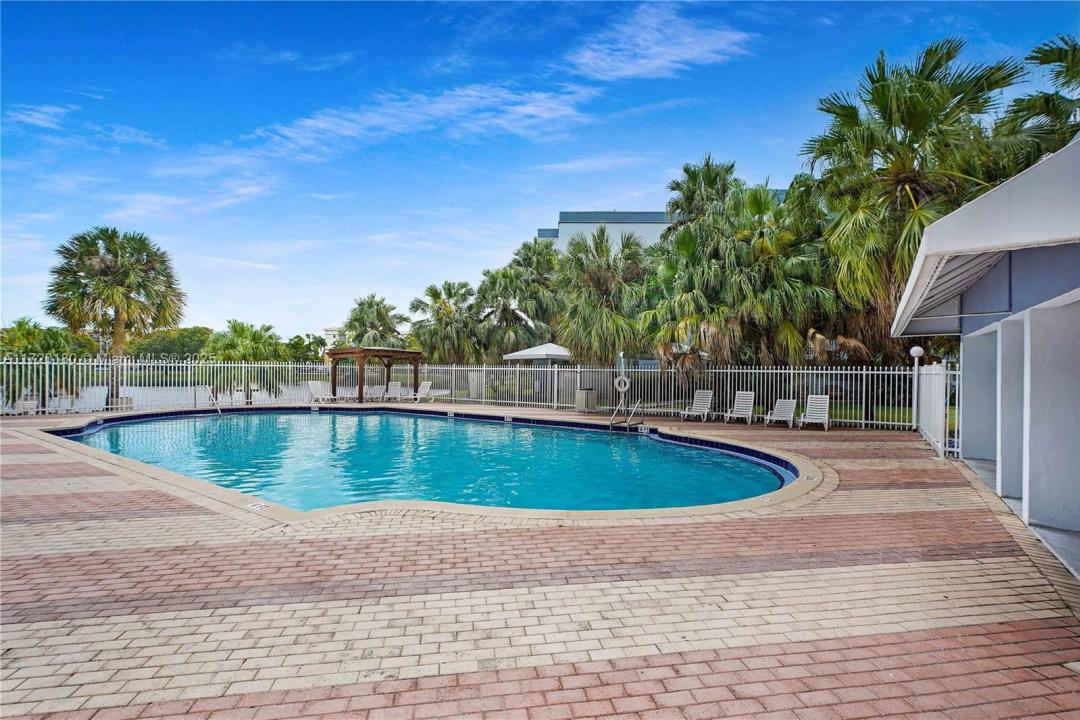 9365 Fontainebleau Blvd E207, Miami, FL 33172