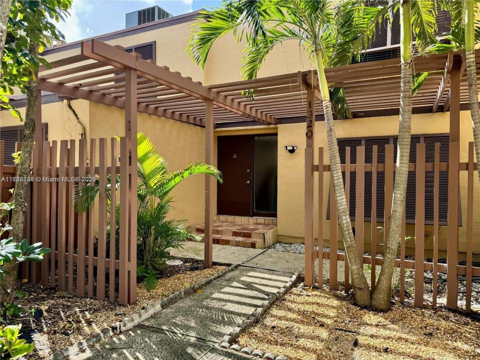 1320 W Golfview Dr 1320, Pembroke Pines, FL 33026