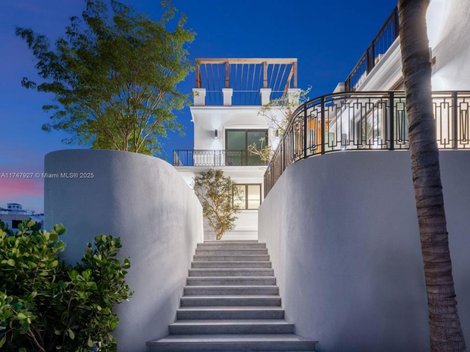 1007 Links Dr, Miami Beach, FL 33109