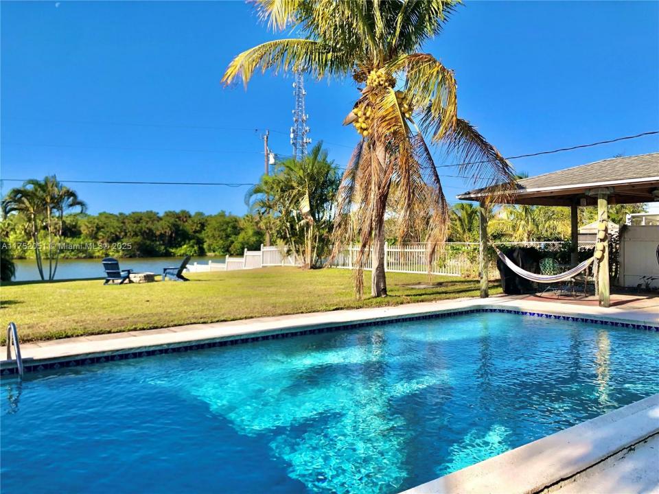 831 Bailey Dr, Sebastian, FL 32958