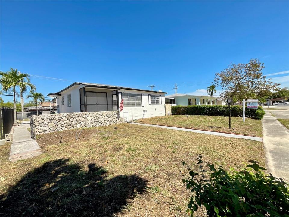 31 W 64th St, Hialeah, FL 33012