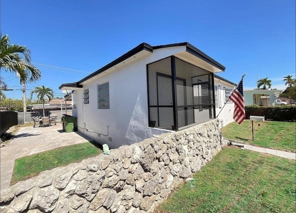 31 W 64th St, Hialeah, FL 33012