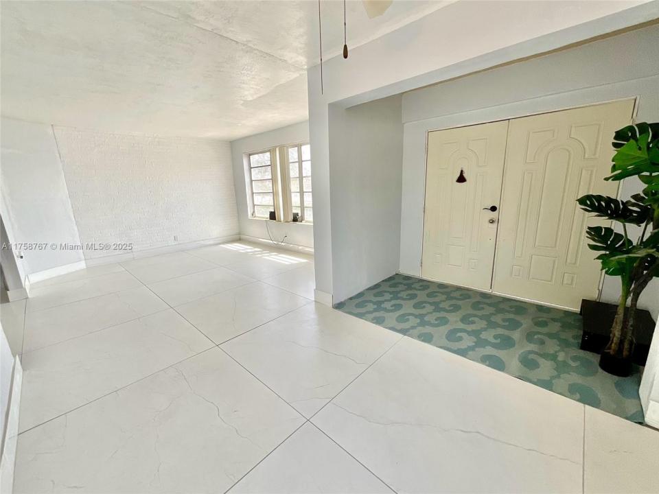 31 W 64th St, Hialeah, FL 33012