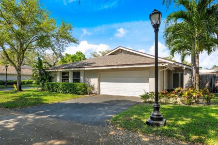 17 Boxwood Rd, Hollywood, FL 33021
