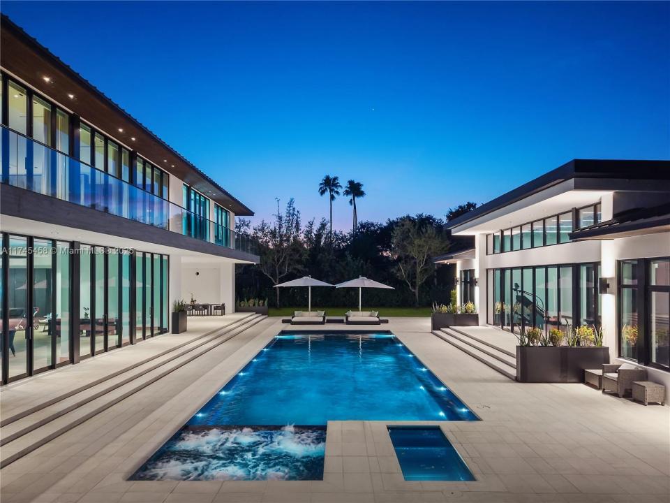 6555 SW 102nd St, Pinecrest, FL 33156