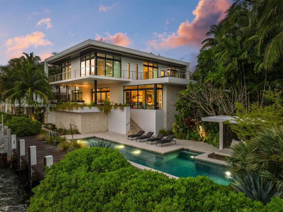 3832 Bayside Ct, Miami, FL 33133