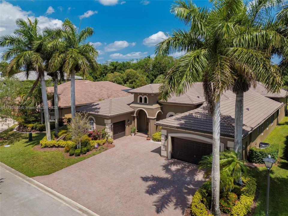 561 E Enclave Cir E, Pembroke Pines, FL 33027