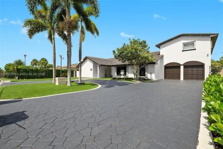 19510 W OAKMONT DR, Hialeah, FL 33015