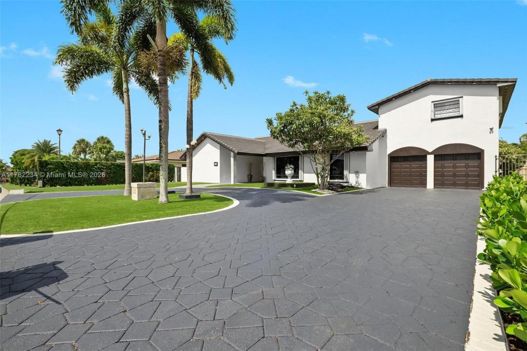 19510 W OAKMONT DR, Hialeah, FL 33015