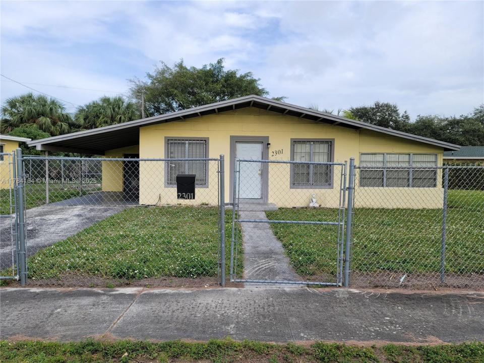 2301 NW 182nd Ter, Miami Gardens, FL 33056