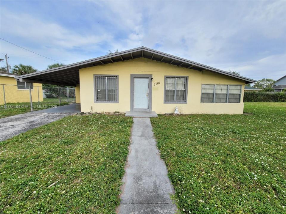 2301 NW 182nd Ter, Miami Gardens, FL 33056