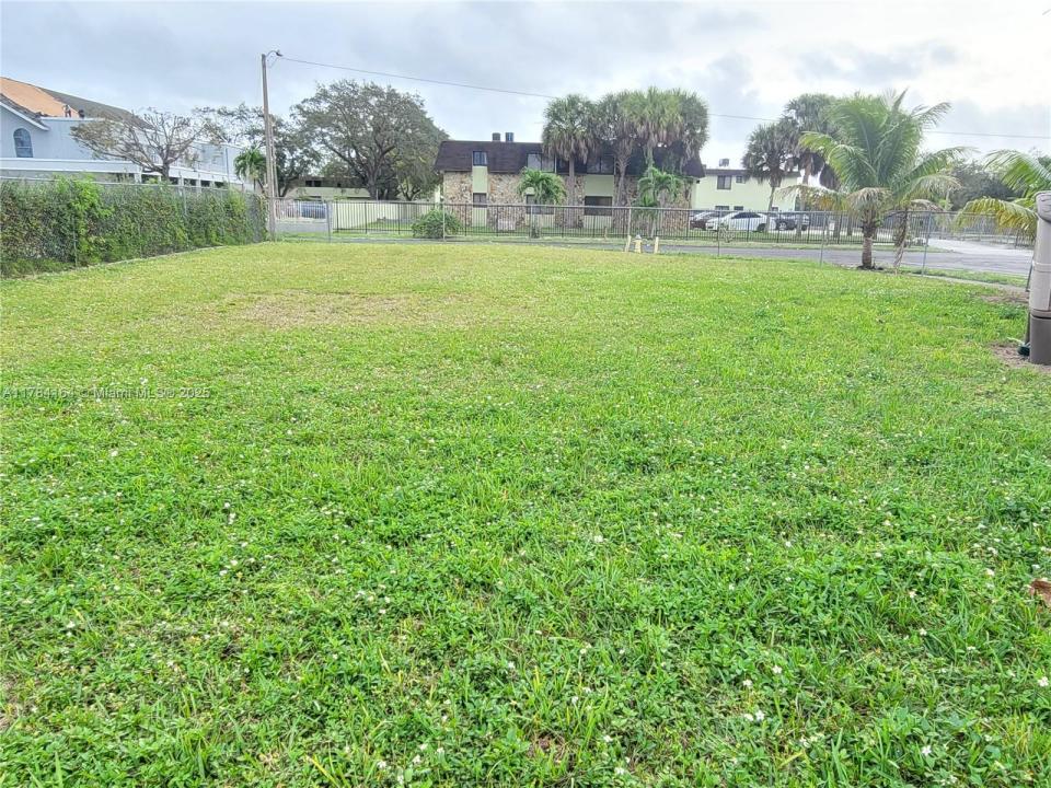 2301 NW 182nd Ter, Miami Gardens, FL 33056