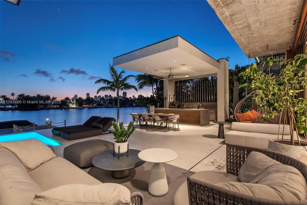 310 S Hibiscus Dr, Miami Beach, FL 33139