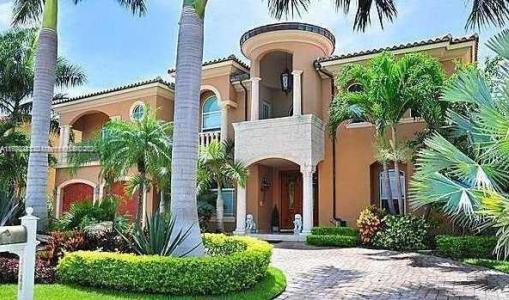 3320 NE 164th St, North Miami Beach, FL 33160