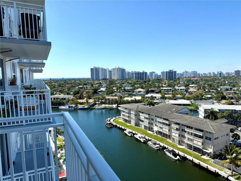 427 Golden Isles Dr 12D, Hallandale Beach, FL 33009