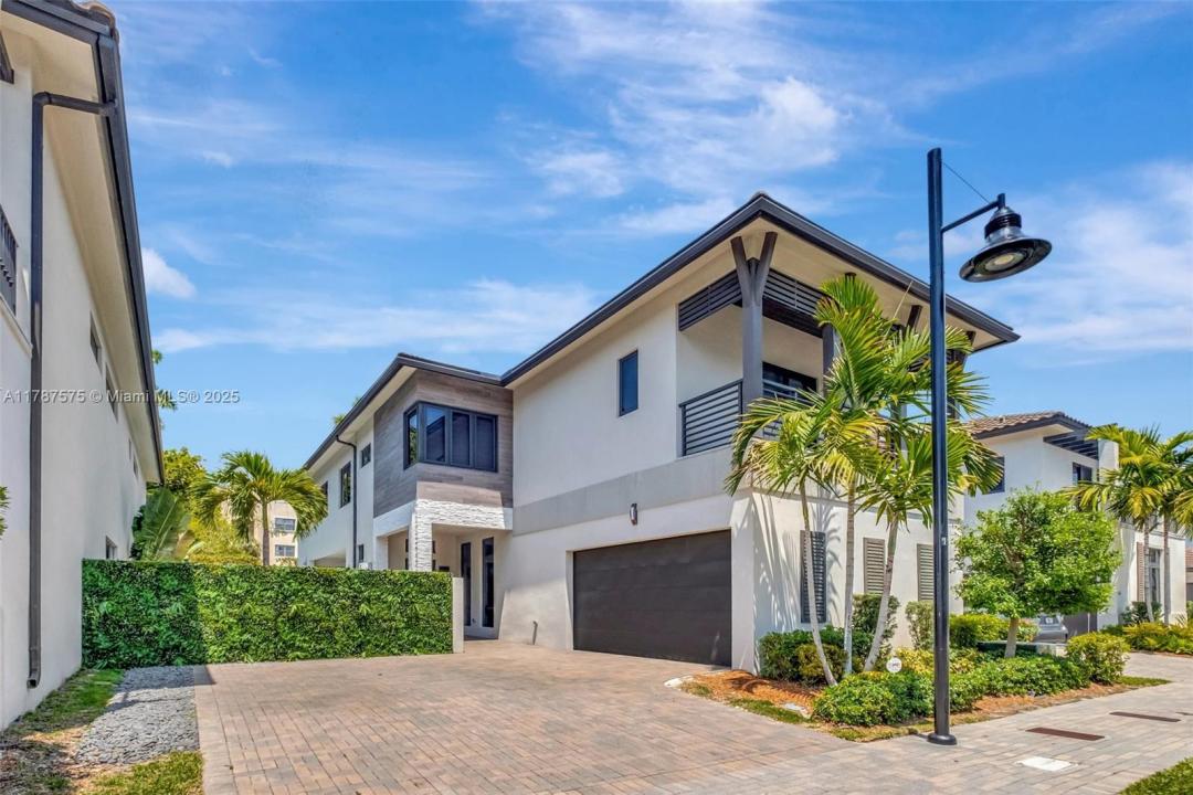 8169 NW 48th Ter, Doral, FL 33166