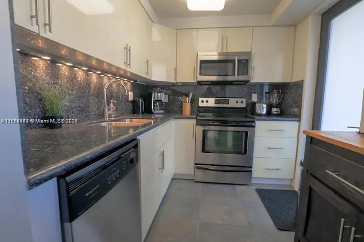 301 Golden Isles Dr 109, Hallandale Beach, FL 33009