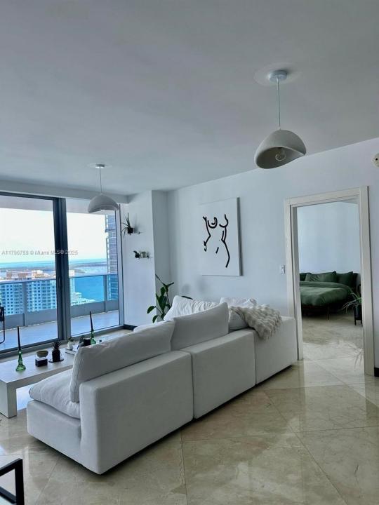 200 S Biscayne Blvd 3903, Miami, FL 33131