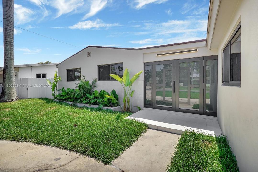 129 NE 2nd Ave, Dania Beach, FL 33004