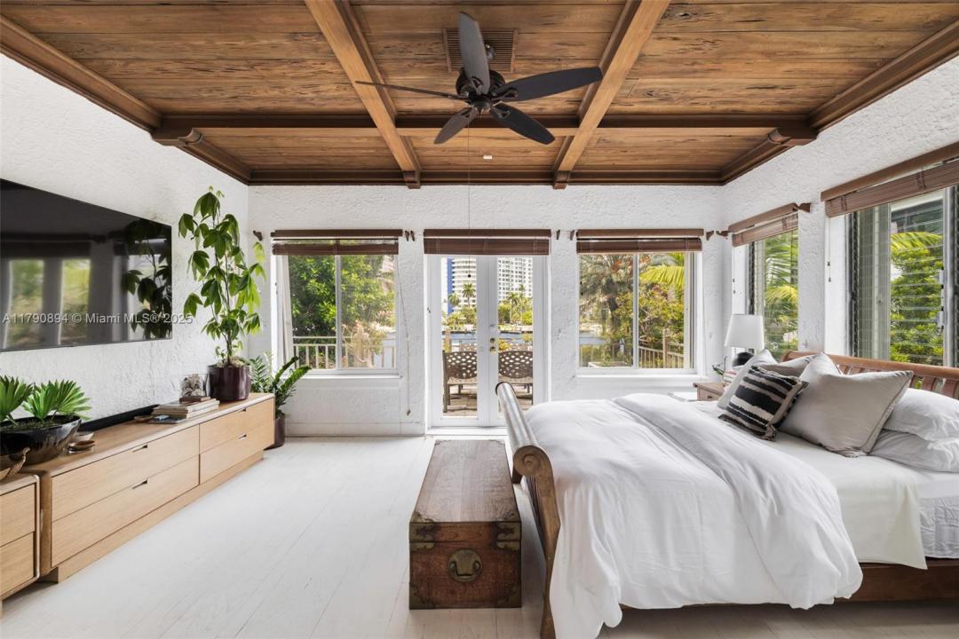 5215 Pine Tree Dr, Miami Beach, FL 33140