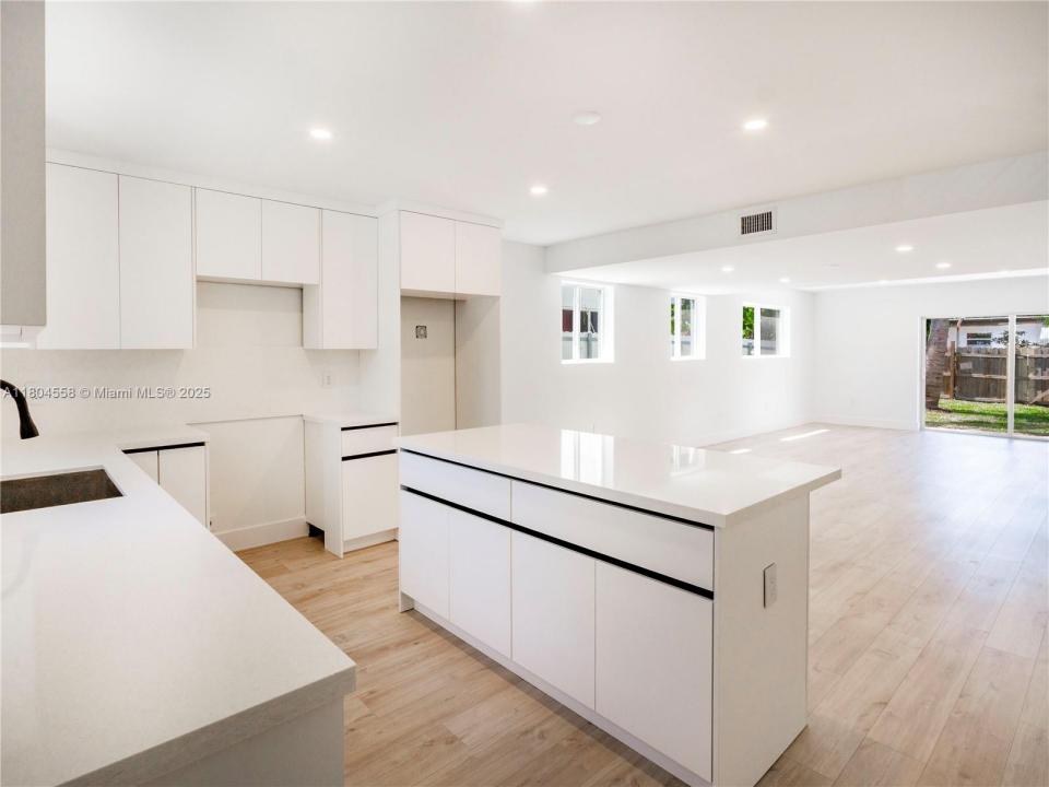 2039 NE 172nd St, North Miami Beach, FL 33162