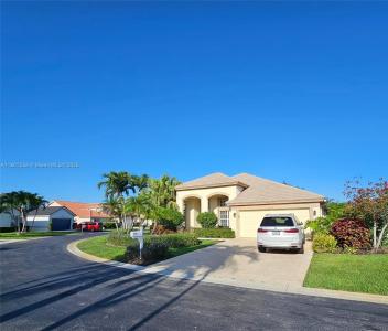 2540 Egret Lake Dr, Green Acres, FL 33413