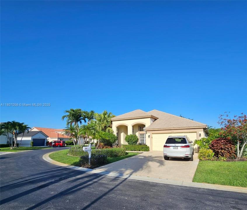 2540 Egret Lake Dr, Green Acres, FL 33413