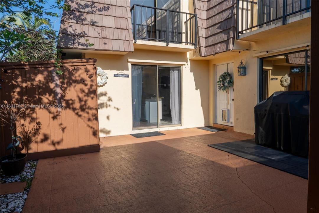 821 Springdale Cir, Palm Springs, FL 33461