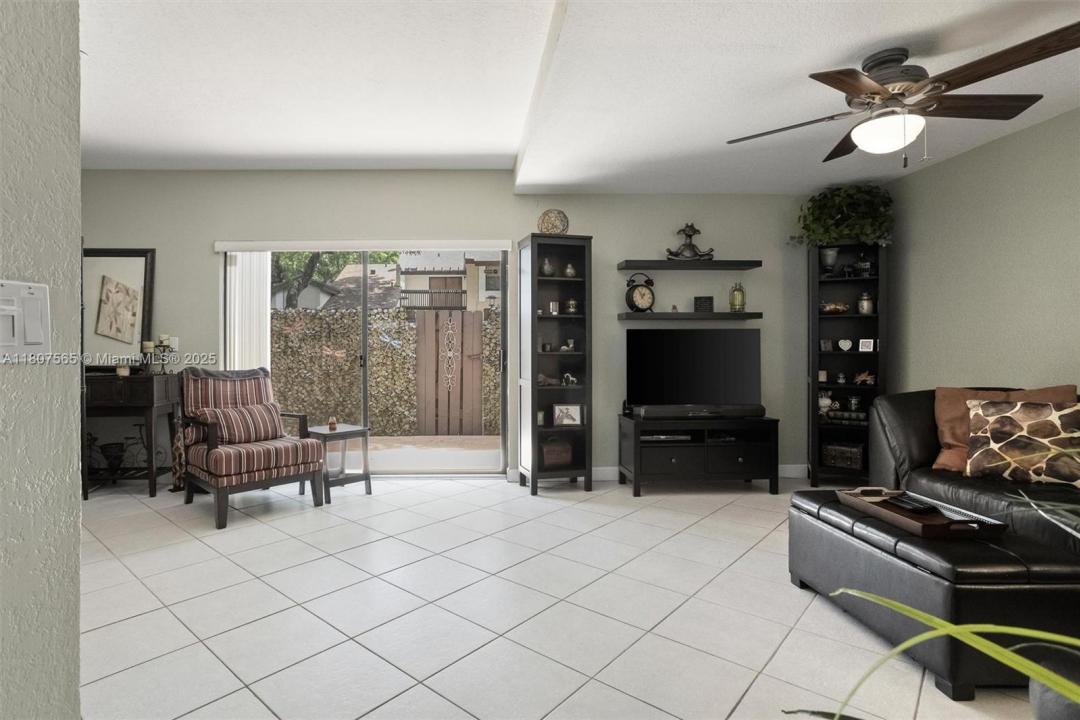 131 SW 97th Ave, Pembroke Pines, FL 33025