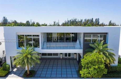 10242 NW 75th Ter, Doral, FL 33178