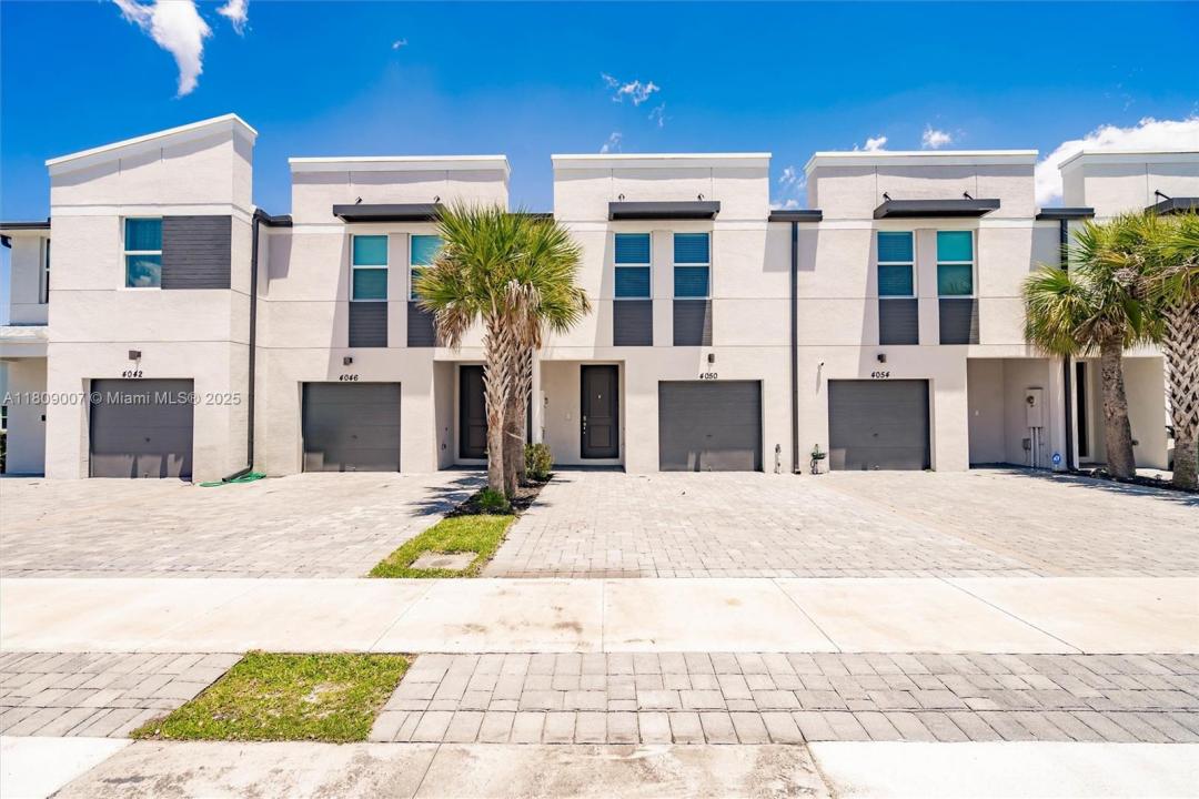 4050 Hot Springs Ave, Palm Springs, FL 33461