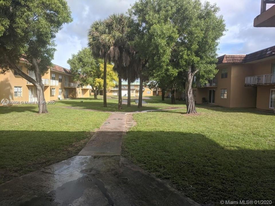301 NW 177th St 136, Miami Gardens, FL 33169