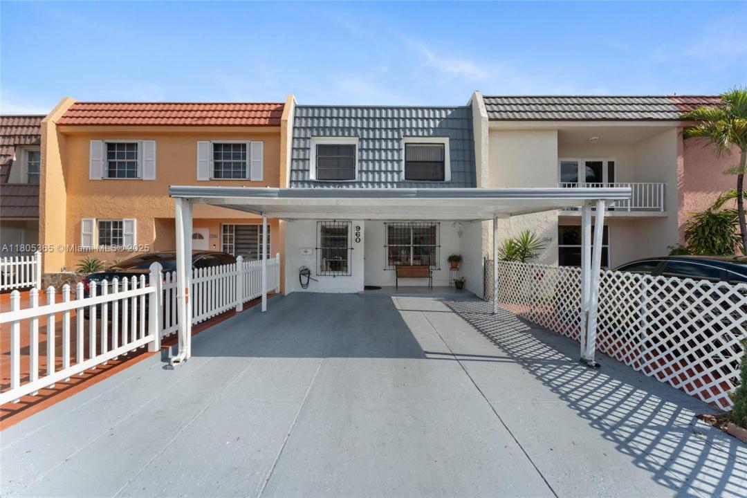 960 W 79th Pl, Hialeah, FL 33014