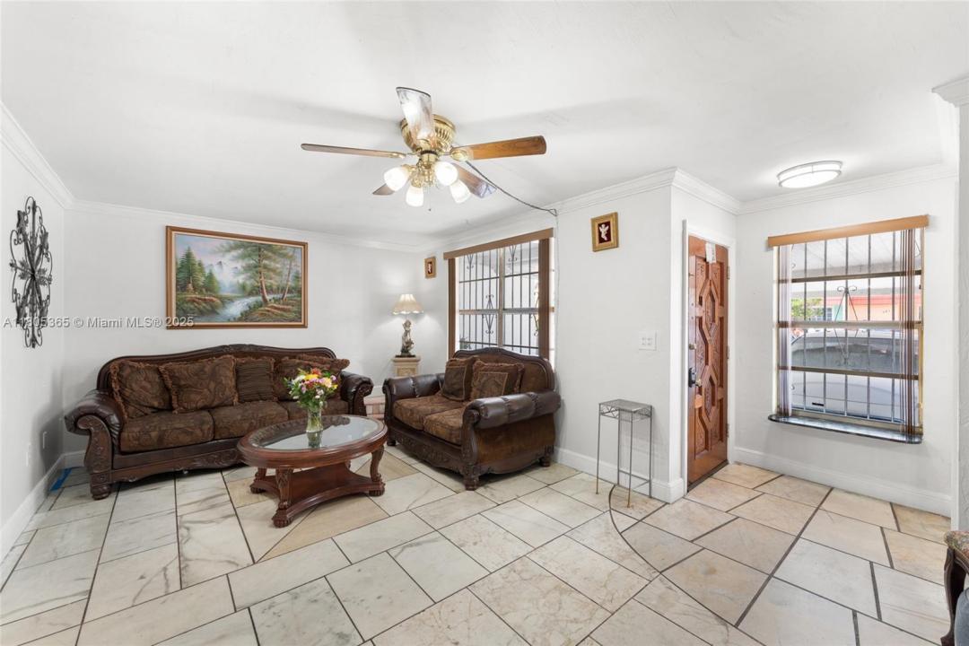 960 W 79th Pl, Hialeah, FL 33014