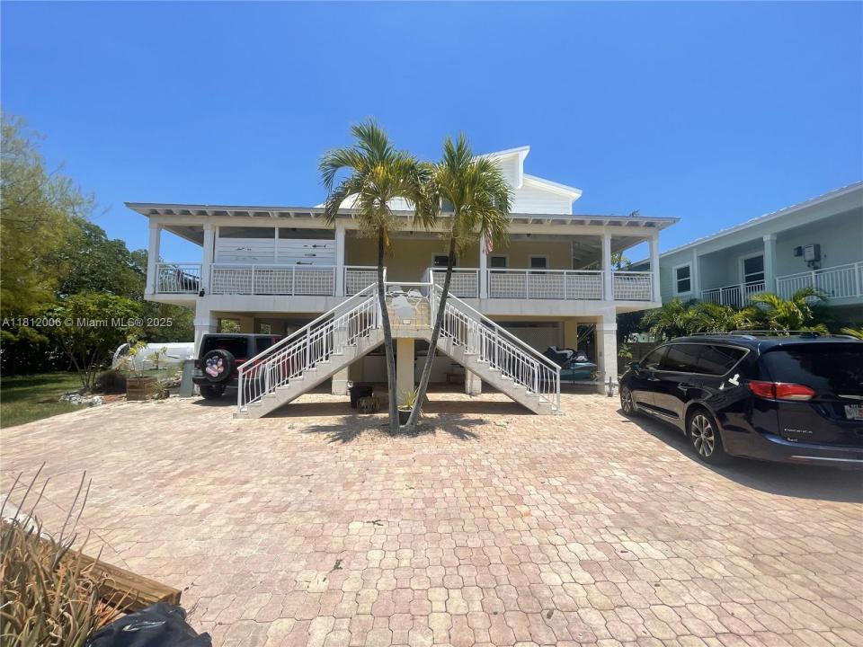 894 Ellen Dr, Key Largo, FL 33037