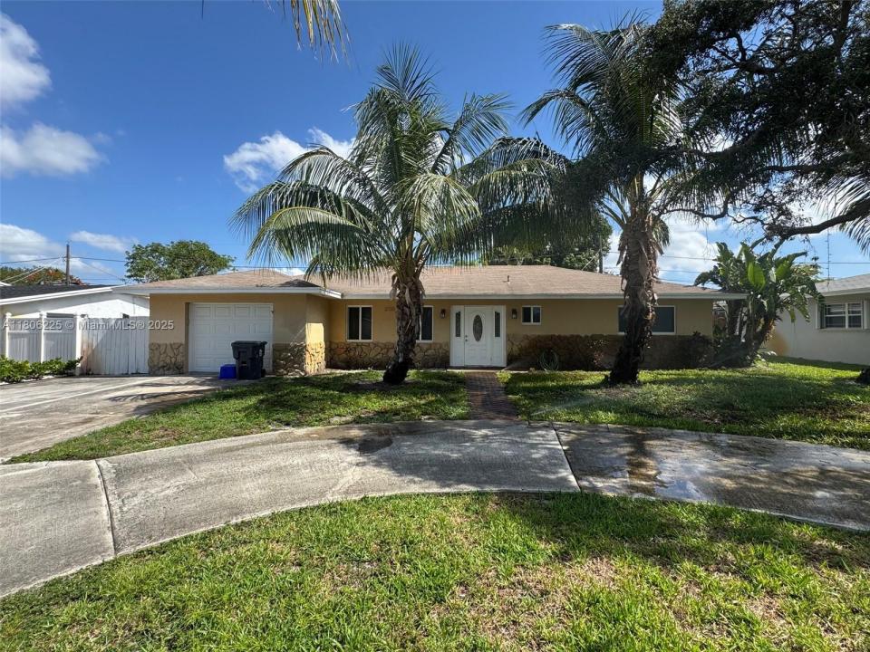 2731 Cambridge Rd, Lake Worth, FL 33462